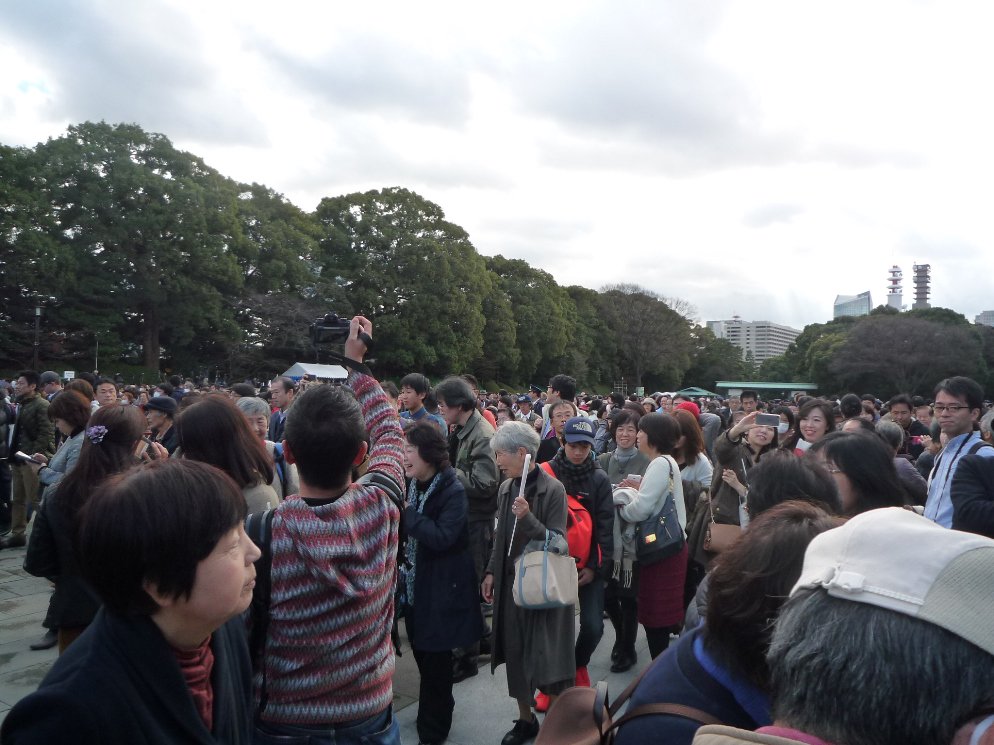 amainyan2's tweet photo. 天長節の一般参賀です。
陛下からお言葉を賜り、長和殿広場に集まった人々は幸せいっぱいです。
画像には鴨が1羽しか写っていませんがお堀には水鳥が飛来し鴨などは数え切れないほど沢山いて、とても大きな白鳥なども来ていました。 https://t.co/ljaGqqhsTi