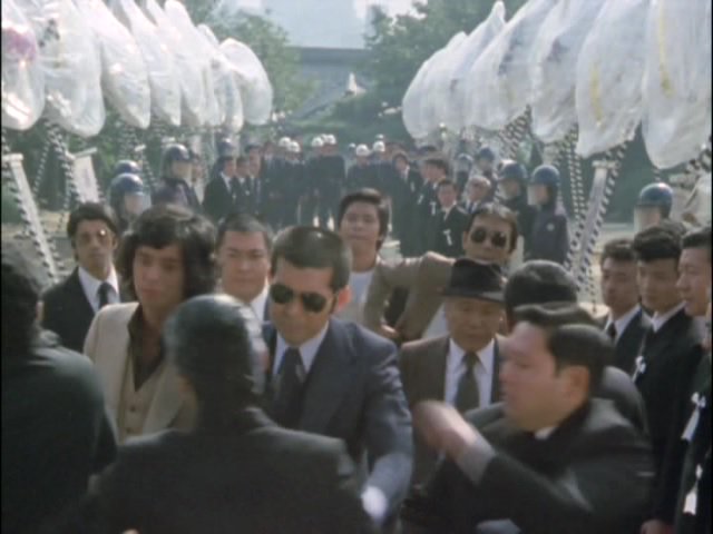 ガサ入れする大阪府警 どっちがヤクザだかわからないとネット民の話題に Matomehub まとめハブ