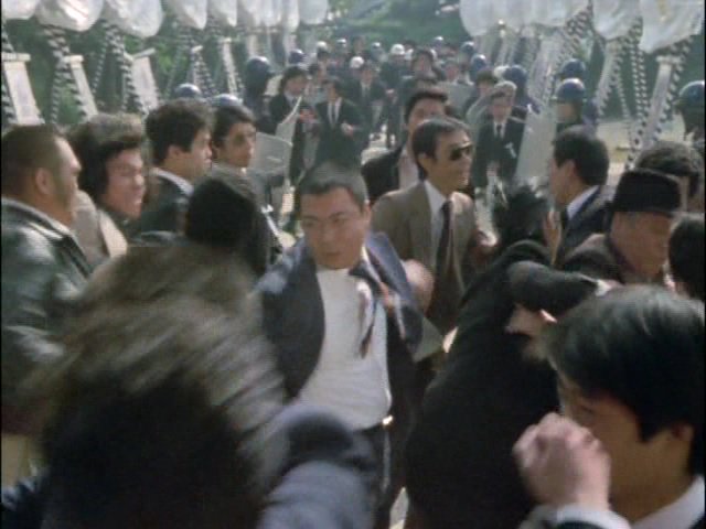 ガサ入れする大阪府警 どっちがヤクザだかわからないとネット民の話題に Matomehub まとめハブ