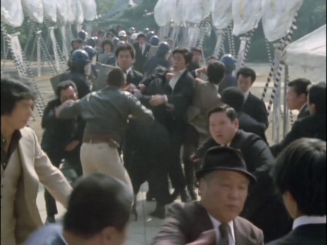 ガサ入れする大阪府警 どっちがヤクザだかわからないとネット民の話題に Matomehub まとめハブ