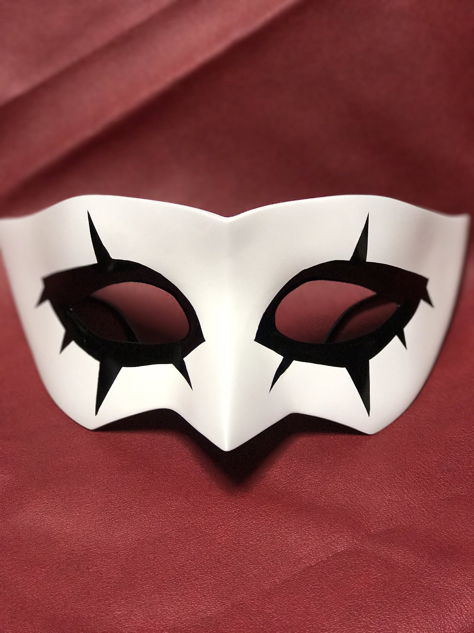あかり Twitter પર P5より主人公ジョーカーの仮面完成 素材はfrp製で強度をもたせ 裏側にはメガネのツルを付けてあるので簡単に装着可能な仕様 いつでもショータイム 冬コミで装着するぞ P5 ペルソナ5 T Co Uyhjbg1php Twitter