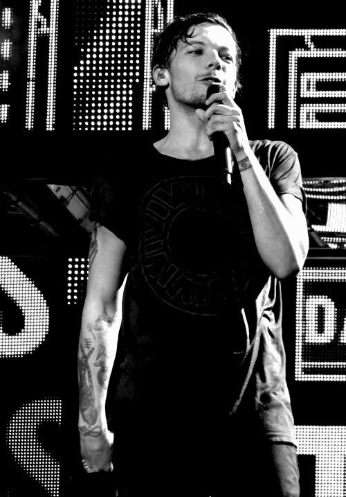 polls4teens's tweet photo. RT WHILE LOUIS IS STILL 24 

#VideoMTV2016 Niall Horan 
{RT &amp; follow} https://t.co/0dheGu6tbq