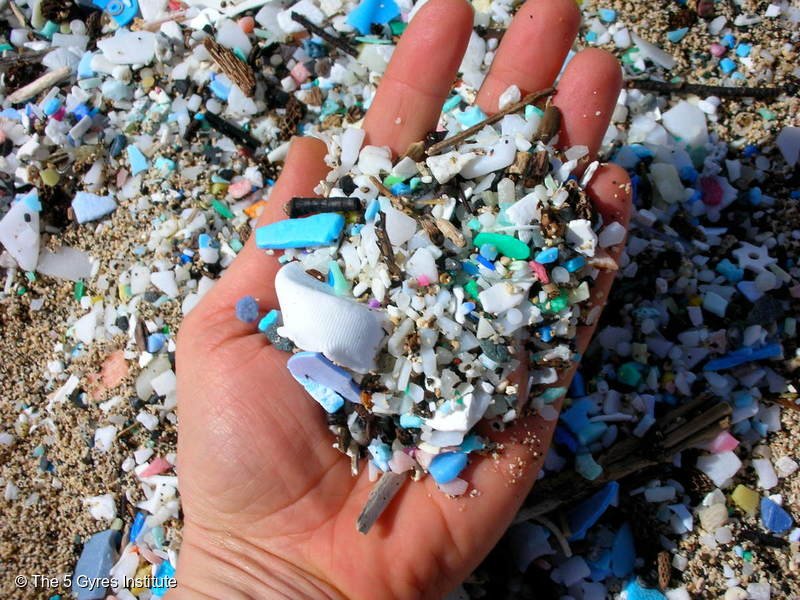 Greenpeace's tweet photo. 8 million tonnes of plastic enter the oceans each year. Let's change that in 2017: https://t.co/gXfxCD19KX https://t.co/4zZ4fqtiF3