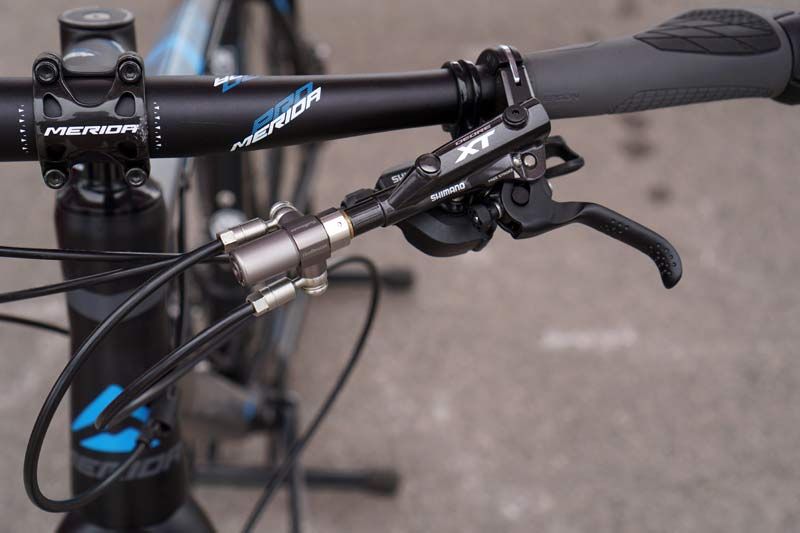 esmtb's tweet photo. Controlar los dos frenos con una sola maneta, la propuesta de Outbraker: https://t.co/qZdYEwuQ3J https://t.co/Iun7kLgQgl