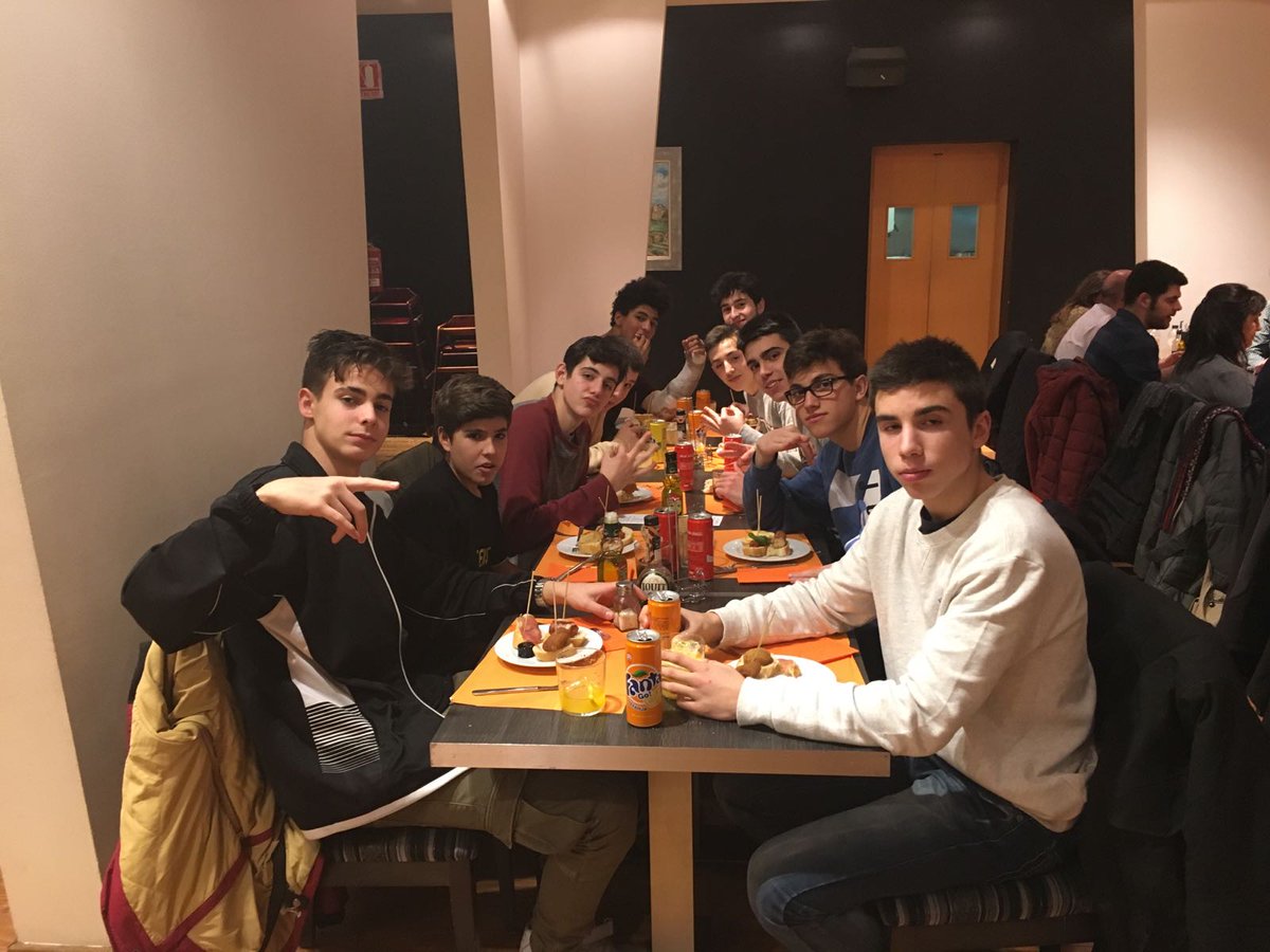 AntonioLuque10's tweet photo. Ultimo partido del #C1M para despedir el año, con dedicatoria para Dani Reyes y cena de Navidad con familias, jugadores y técnicos. https://t.co/7llIsnHDpB