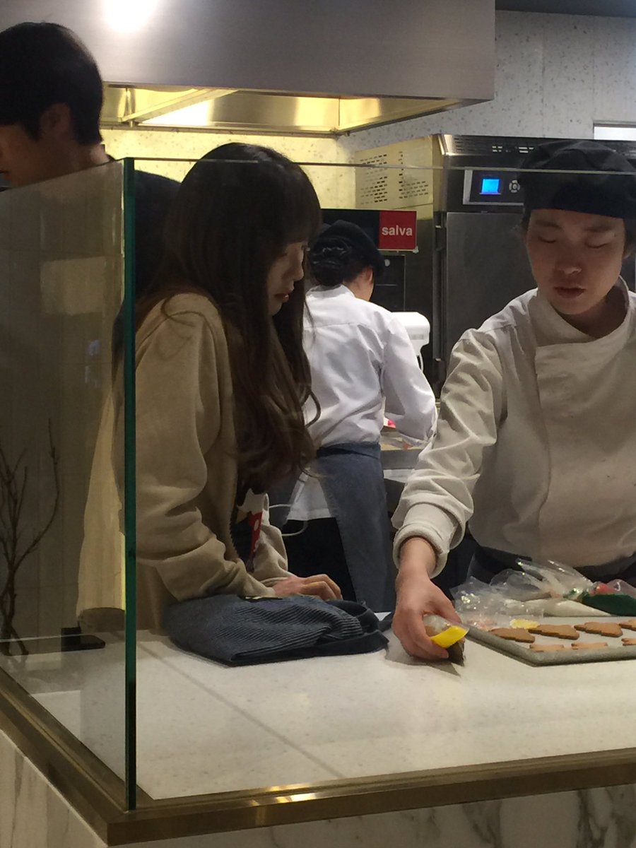 [PIC][20/21-12-2016]TaeYeon xuất hiện tại SUM CAFÉ để tham gia làm bánh Giáng Sinh vào chiều nay - Page 3 C0W8sGfUcAEzC7V