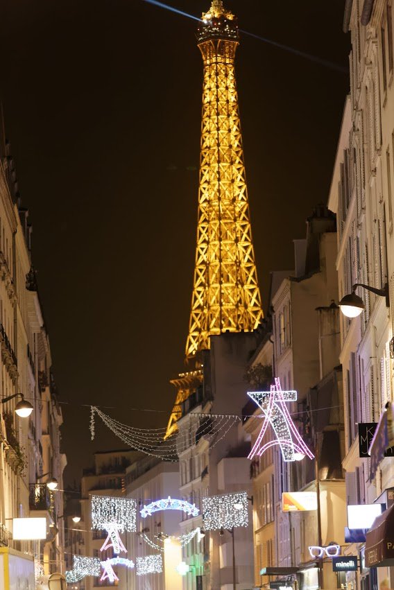Paris's tweet image. Paris resplendit pendant les fêtes : déambulez dans les rues et admirez #ParisVilleLumière ! 😍 
👉 ow.ly/p5RK307koqi