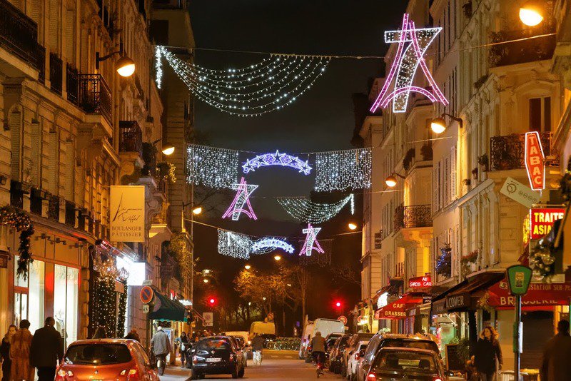 Paris's tweet image. Paris resplendit pendant les fêtes : déambulez dans les rues et admirez #ParisVilleLumière ! 😍 
👉 ow.ly/p5RK307koqi