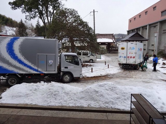 雪でスタックした佐川急便の車をヤマト運輸と日本郵便のドライバーが助け合う画に過酷な現場の様子と感謝の念がわく 頭が下がる いつもご苦労様と言いたい Togetter