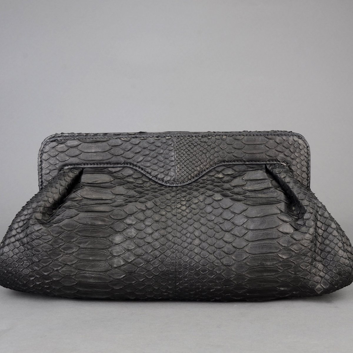 AlexWen890890's tweet photo. #python #pythonbag #leatherbag #genuineleather #exoticleather #clutches #clutchbag #womenbag 
whats app: +86 18782935484 https://t.co/2piZkta9gE