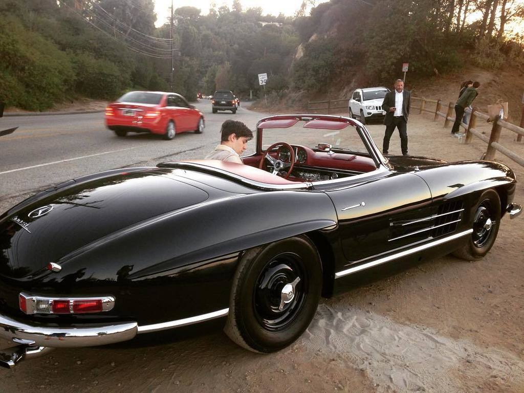 JaredDavidActor's tweet photo. Look at that sexy car! And who's in it, this guy 👍🏻 #onset #comercial  #livingthelife  @ja… https://t.co/nW48NIJNNq https://t.co/6WHMEojxsu