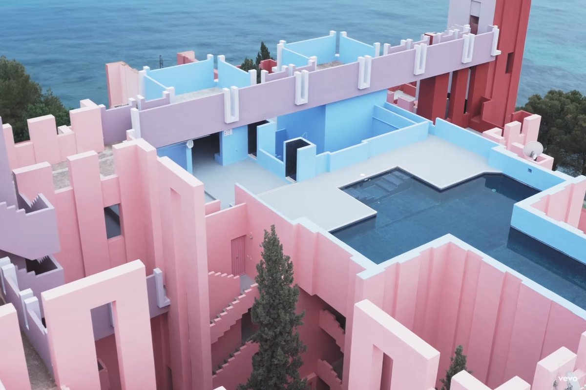 La muralla roja de Calpe, así se conoce a este edificio que alberga una piscina en forma de cruz con vistas al mar.

¿Qué os parece?