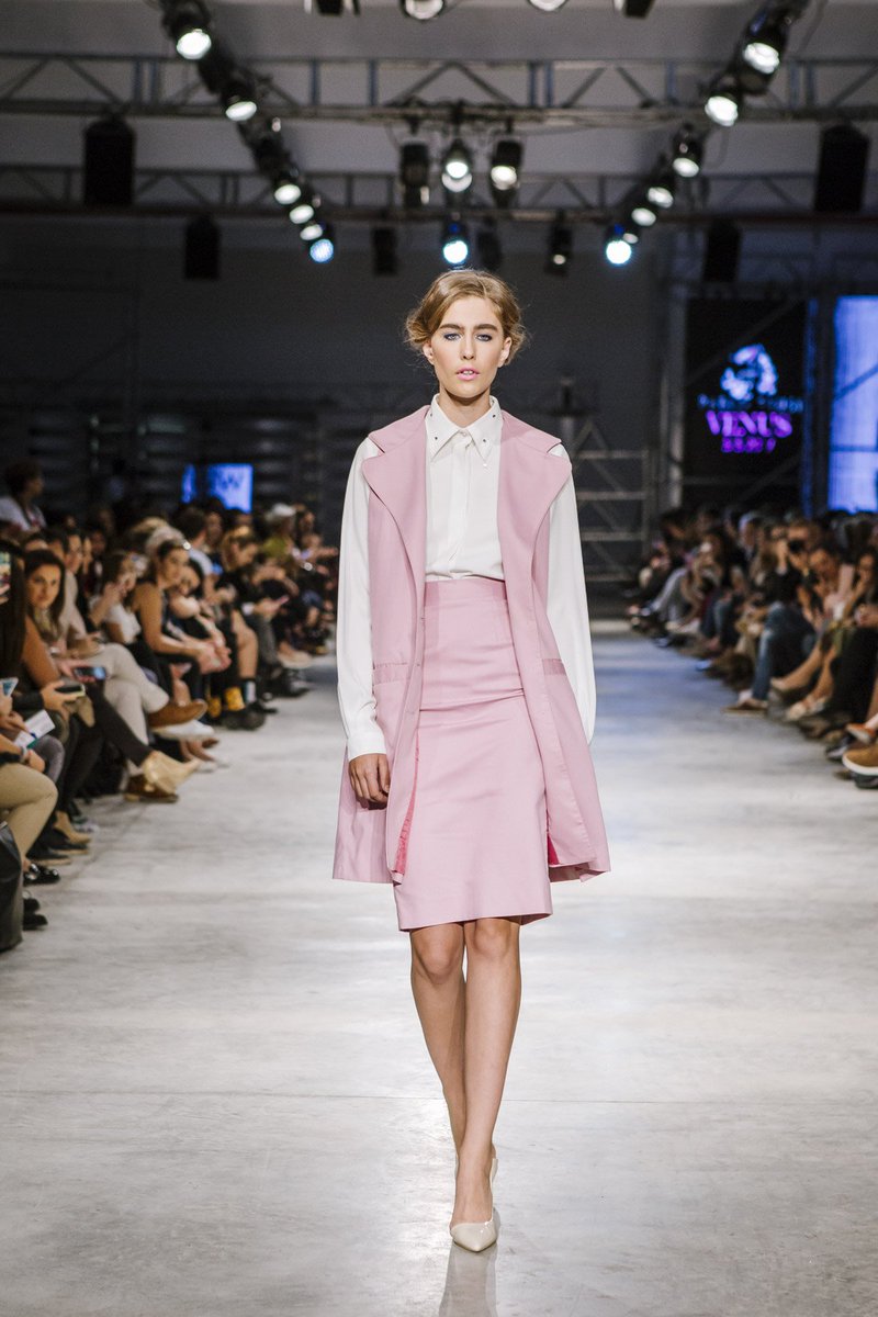 AlicanteFW's tweet photo. Paso firme y rosa cuarzo le ponen el toque romántico a Pablo Prusi sobre la pasarela #AFW16 con su colección PV17
Fotografía C14 Photography https://t.co/wDwXZWhazN