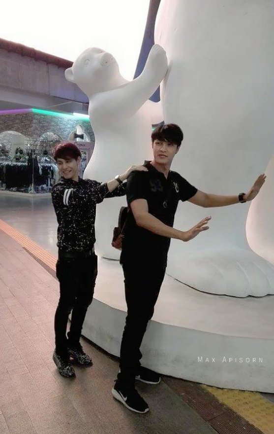 Maxaf12official's tweet photo. น้องหมีขาวกับพี่หมีคล้ำ เล่นไรกันจ๊ะ ไปเล่นแบบนี้ที่เกาะเกร็ดกัน��้ายยยย😊😆
#maxcus #cusmax #สองพี่น้องเด็กนอก #maxaf12 #focusaf12 https://t.co/SydsQ1adws