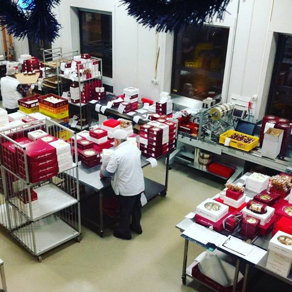 MaisonKelder's tweet photo. Druk, druk, druk, het is nog geen Kerst, maar bij ons is het wel al begonnen! #kerstdrukte #kerst #feestdagen #taarten #inpakken #bakkerij https://t.co/Ov1HtYzM93