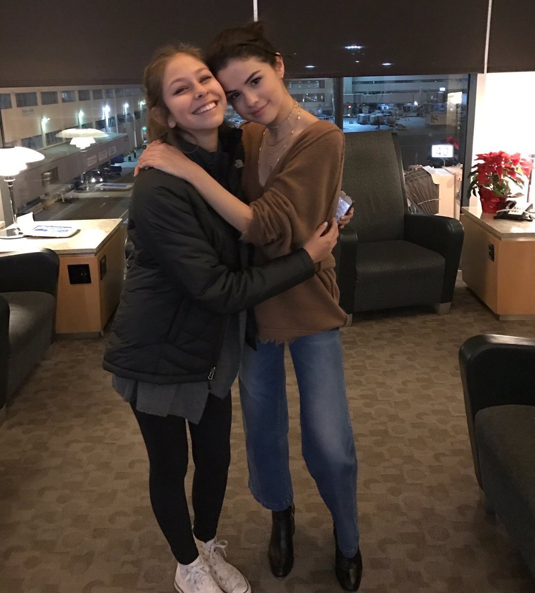 SelenaGomezFra_'s tweet photo. Selena &amp; @destinypenagos https://t.co/Dg8tHVSSHt
