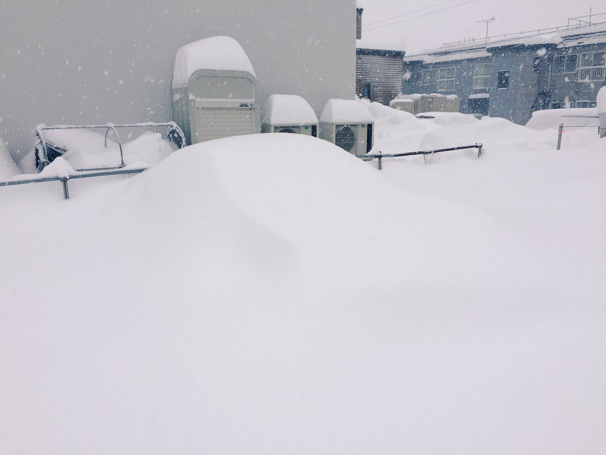 ousuke_fd3s_180's tweet photo. この辺に僕の大切なRX-7があったはずなのですが見当たりません...
盗難に遭ってしまったのでしょうか... https://t.co/uZTkIGcKd0