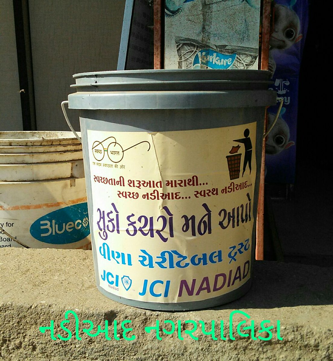 NadiadMunicipa's tweet photo. Distribution off dustbin in municipality area @mgsmgujarat @SwachhBharatGov @swachhbharat #SwachhBharat #MyCleanIndia https://t.co/8WsNyciCNh