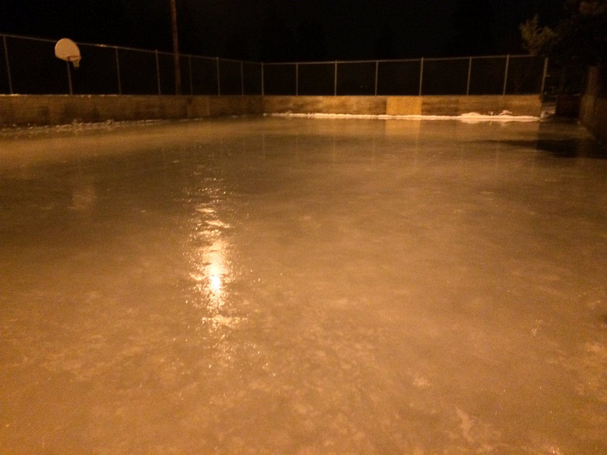 skelownarink's tweet photo. Big flood complete. Rink is closed till 11 am due to ice repair #icereport #iceconditions #Southkelownarink #beauty #wintersolstice #ourgame https://t.co/v73kxFIckZ