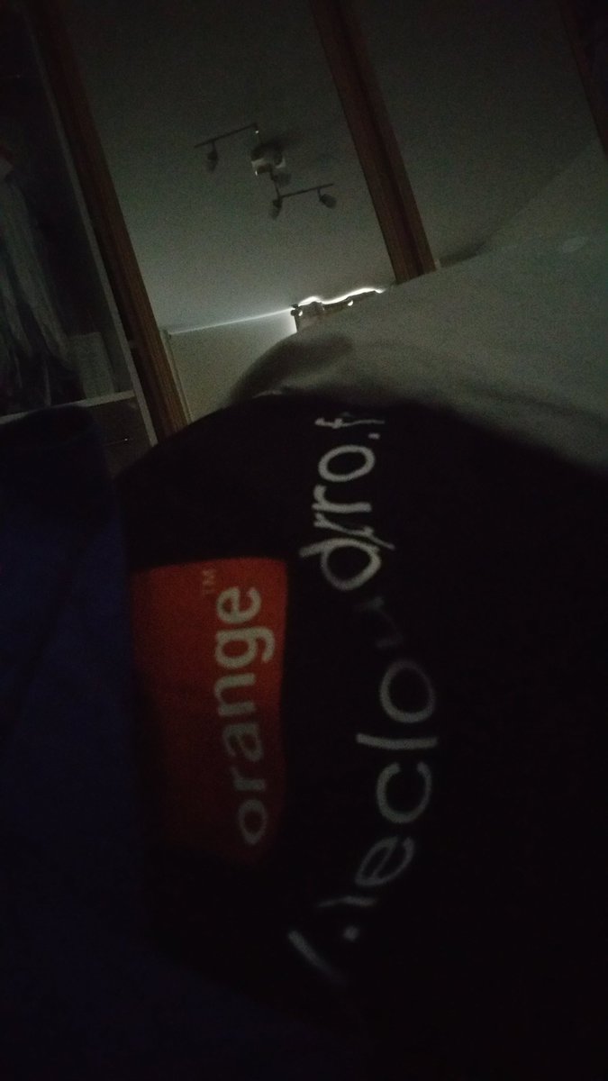 BenjaminH's tweet photo. Je me reveille, tourne la tete et reconnais un tshirt emprunte par madame. #lecloudpro @christopherufin @robinferriere @yannruello #souvenir https://t.co/NqMbkQkqtu