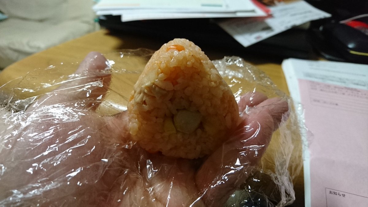 平嶋 進也 Hirashima Line على تويتر チキンライスのミニギリ ちっちゃいおにぎり ミニギリ お裾分け 美味しい これがチキンライス 初めて食べたかも 美味しいね
