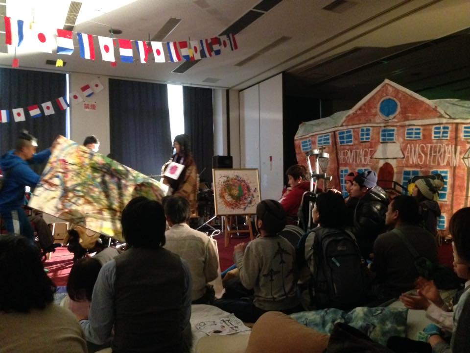 In Japan wordt de overhandiging van het Radicon kunstwerk @OutsiderArtMus afgelopen oktober nog eens overgedaan als kerstvoorstelling :)