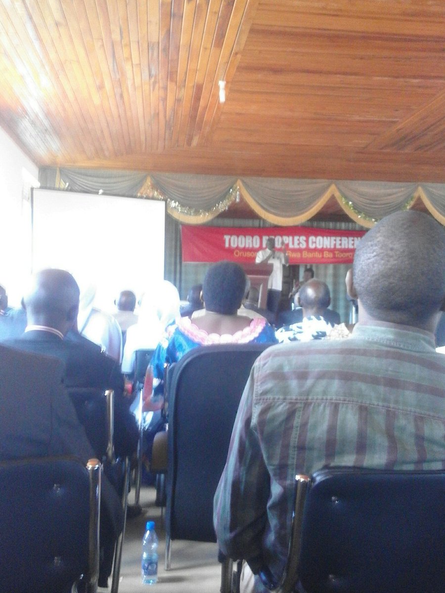 RuhwezaSylas's tweet photo. Tushabe Amooti presenting about Ethinic and political diversity in Tooro
#TooroConference https://t.co/0jjirXIa6U