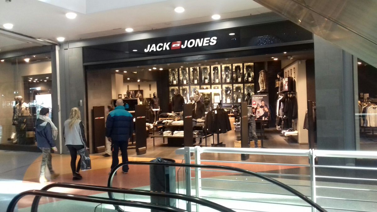 ProVision3D_IBE's tweet photo. Os dejamos unas fotos de la atracción provocada por nuestro HoloVision HL40 en el @H2Occ @ Rivas Vaciamadrid #3DGlassesFree .@JACKJONESSPAIN https://t.co/gLSR9tzgVB