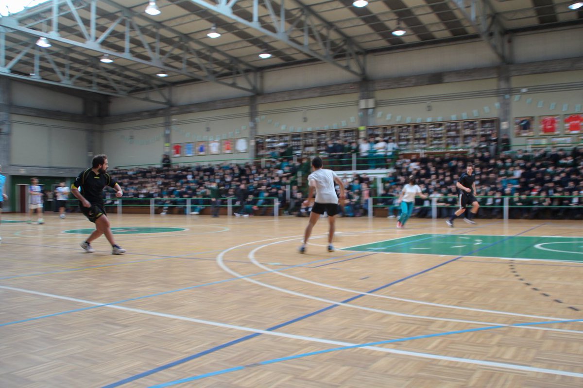 ColegioLiceoPaz's tweet photo. ¡Profesores y alumnos disputaron los partidos amistosos de fútbol y baloncesto el pasado miércoles 21 de diciembre! https://t.co/fNDOxLztN0