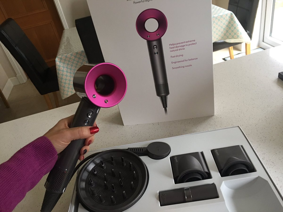 MadArtwork's tweet photo. I am one lucky girl!
#dysonhair #perksofthejob #soldout #lovefreelancing https://t.co/nF3ZhRm91h