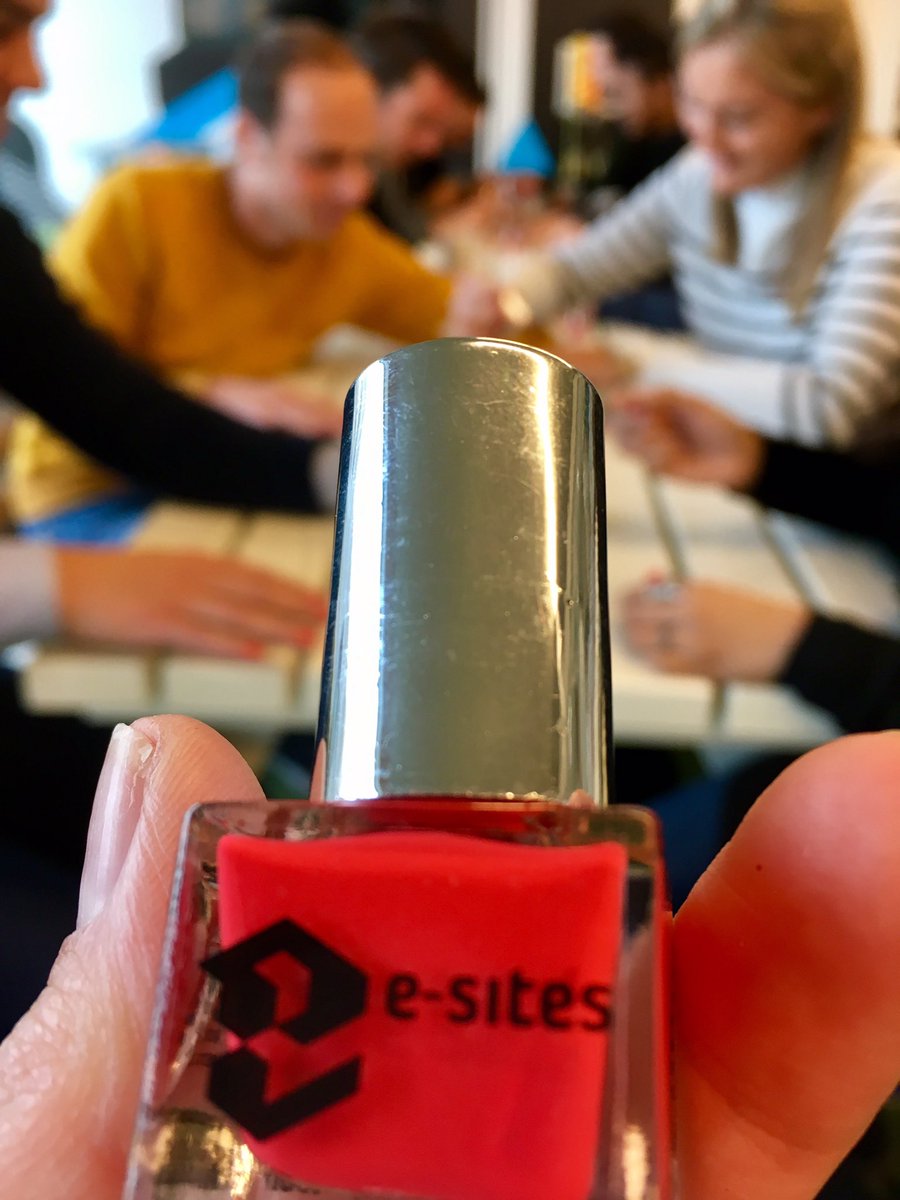esites's tweet photo. Grote laksessie vanmorgen! Voor #tijn. Voor #seriousrequest. #letslak #SR16 #heelhollandlakt #lakaan https://t.co/yPjoKgsE7d https://t.co/n2viro8jmC