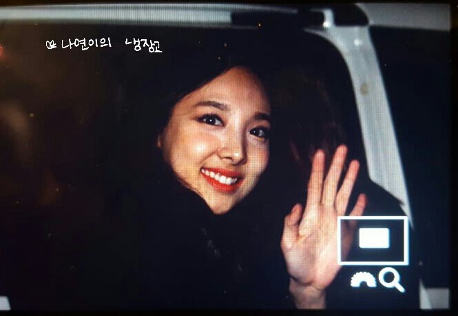 whiteclover0922's tweet photo. 161223 뮤직뱅크 퇴근길 프리뷰)
손으루 얼굴 다가리는 너란뇨자♡♡♡
#나연 #nayeon #TWICE #트와이스 https://t.co/vAMYSuEjj9