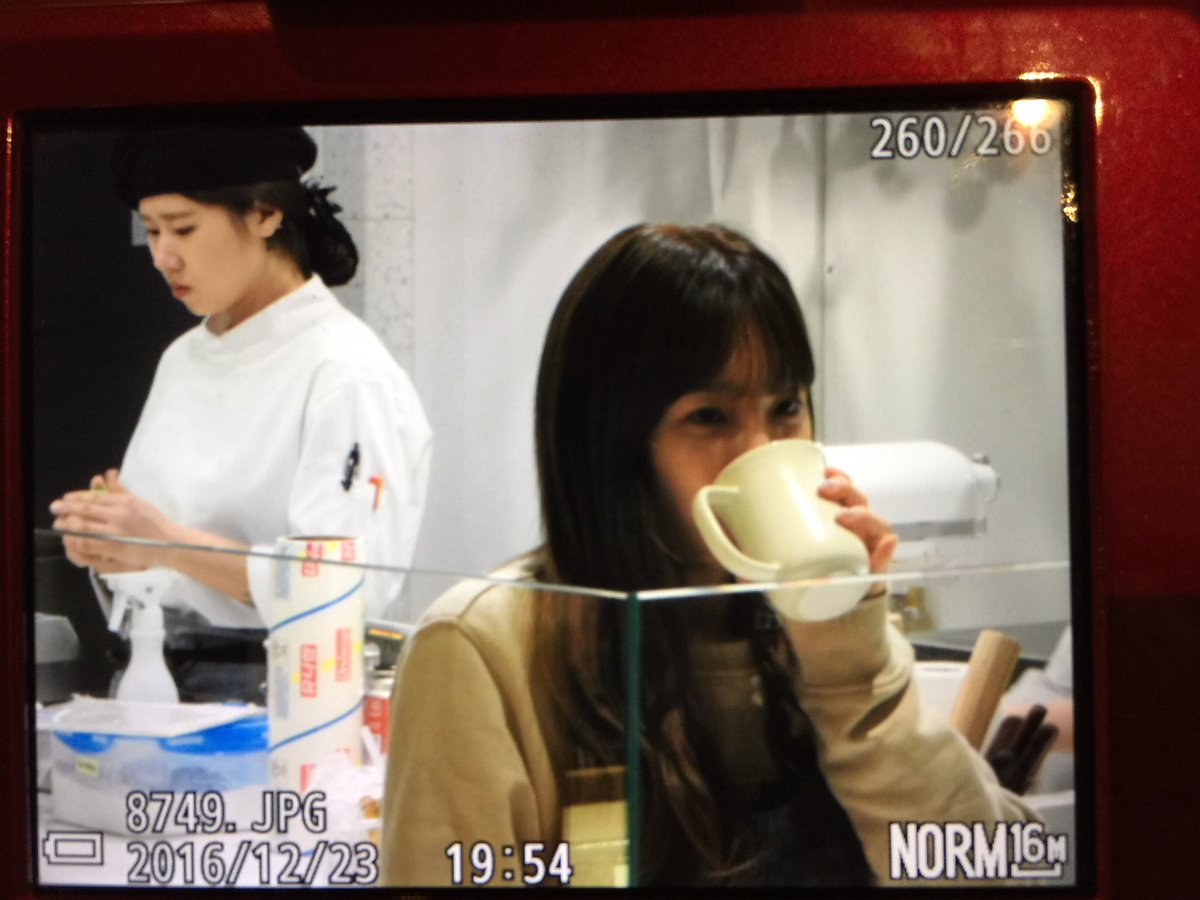 [PIC][20/21-12-2016]TaeYeon xuất hiện tại SUM CAFÉ để tham gia làm bánh Giáng Sinh vào chiều nay - Page 4 C0WyRMiUoAEWCxT