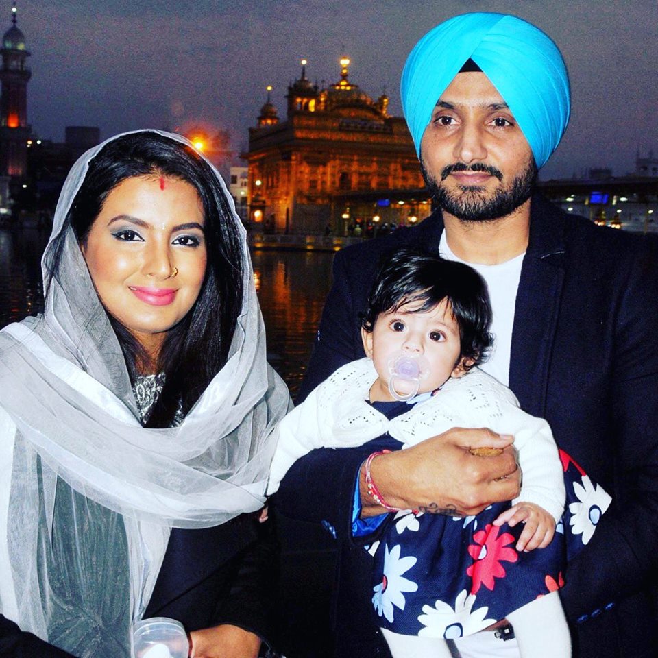 MagicOfCinema's tweet photo. Family Time: Harbhajan With@Geeta_Basra:  #blessed #hinaya #heer #waheguru #goldentemple #grateful https://t.co/WAYMC7kl8A https://t.co/UNADdNFhcA