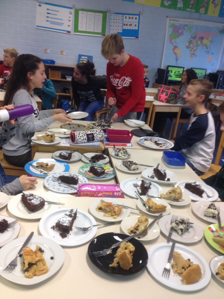 Jeanineeeee's tweet photo. Dat is nog eens een leuk initiatief: taart bakken voor de hele klas! @GabrieMehen  #orea #appel #chocolade #lekker https://t.co/2Jlkr3uiJZ