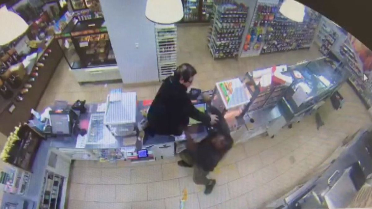 Gunman tosses clerk to floor during 7-Eleven robbery in Miami bit.ly/2hQ9MFD https://t.co/dnP3Caj6JV