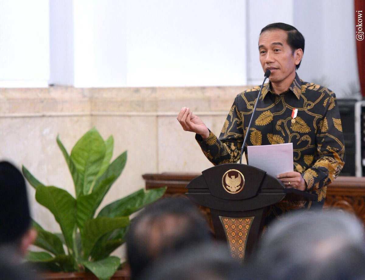 jokowi's tweet photo. Kita harapkan Indonesia menjadi pusat keuangan syariah dunia. Dengan penduduk Muslim terbesar di dunia, ini potensi amat besar -Jkw https://t.co/NBexoyOHor