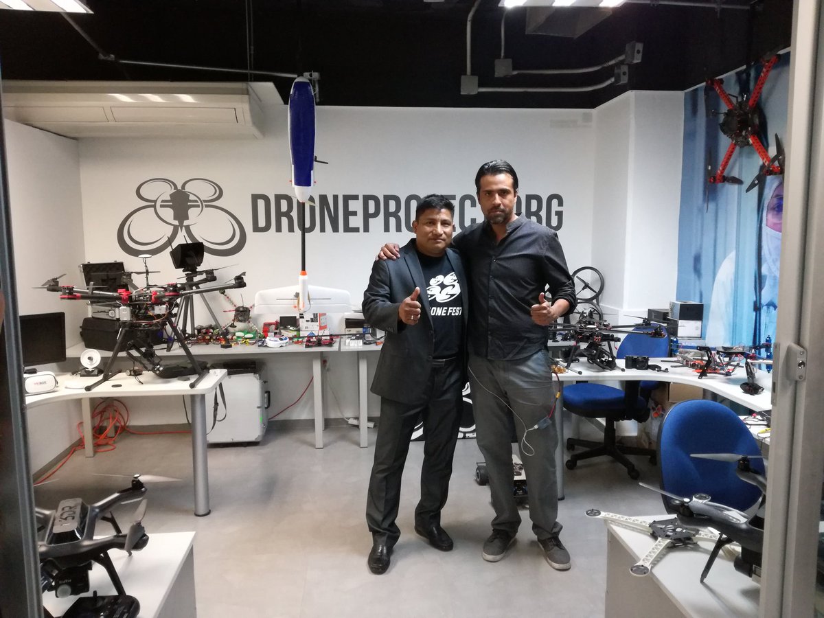 RichardNavG's tweet photo. En el Primer Laboratorio de Drones de @DroneProjectMX en el @GuadalajaraCSW https://t.co/triHkaIlvT