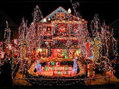 CTVVancouver's tweet photo. Interactive map: Where to find the best Christmas light displays in Metro Vancouver. #CTVLights https://t.co/MoM7YQgnZA https://t.co/El0rT2OpIh