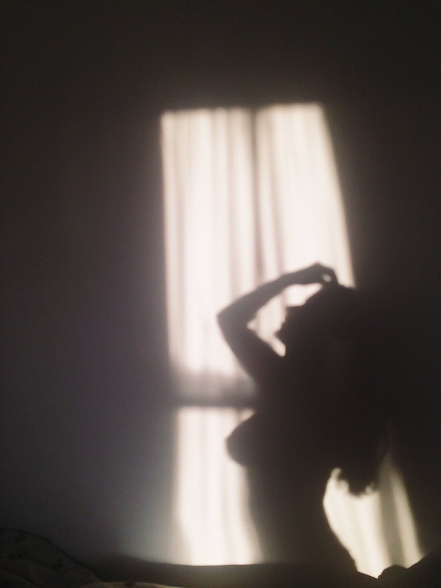 pixiecosmina's tweet image. In the cold light of morning, while everyone's yawning... 📽🌤 #JournauxDesFetichismes #pixiecosmina