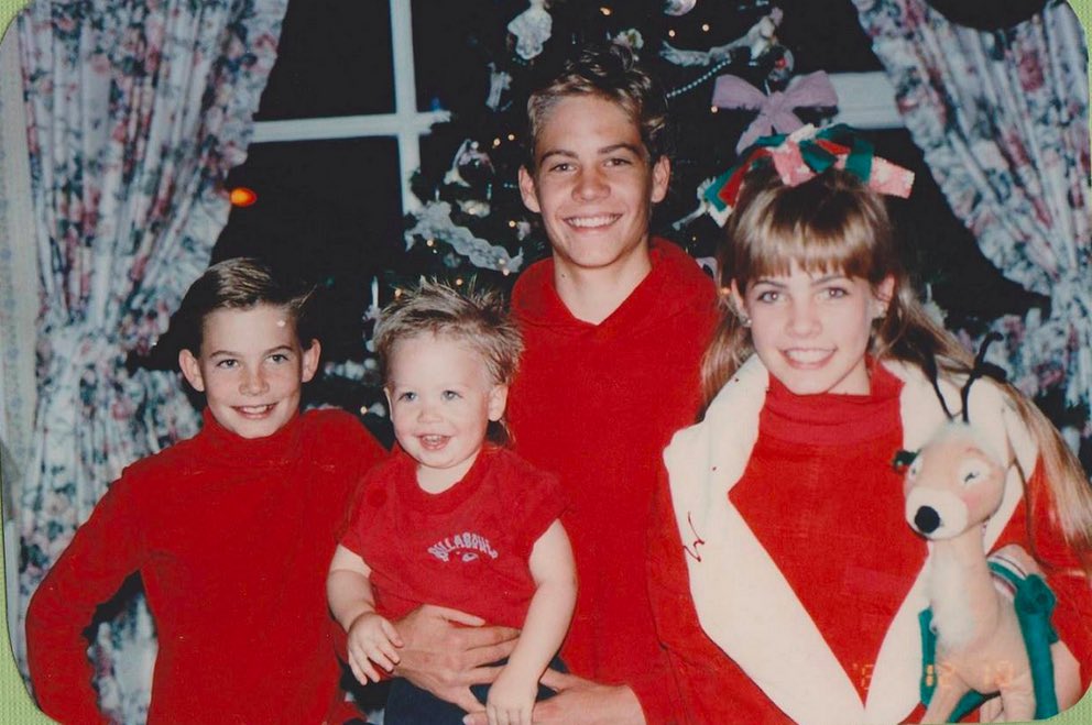 RealPaulWalker's tweet photo. Christmas memories... #FBF #TeamPW https://t.co/6xlgsd1IEf