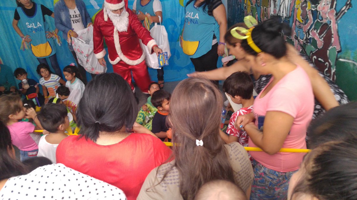 kuniarias's tweet photo. Papá Noel entregando regalos en la fiesta de fin de años de la Sala Cuna de la Asociación Civil #Benjaminos @pollowalter @villatagraciela https://t.co/C3AgSIW2vE