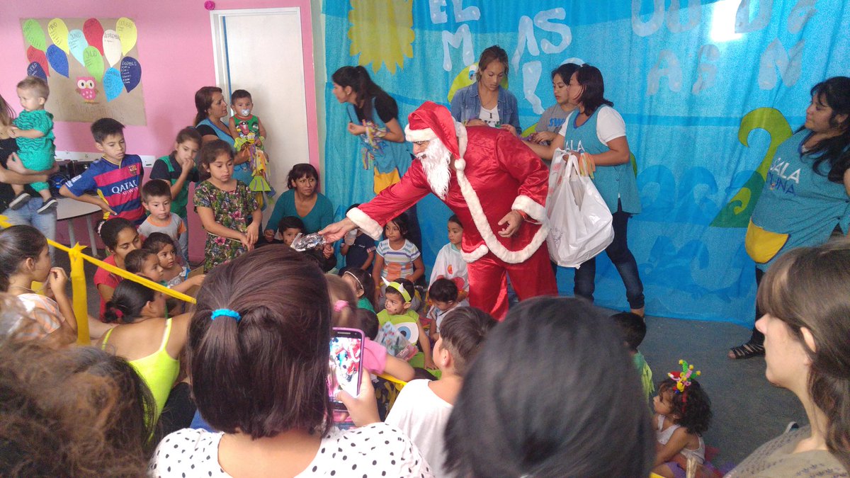 kuniarias's tweet photo. Papá Noel entregando regalos en la fiesta de fin de años de la Sala Cuna de la Asociación Civil #Benjaminos @pollowalter @villatagraciela https://t.co/C3AgSIW2vE