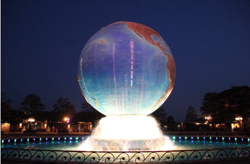 orange_sweets7's tweet photo. ディズニーシーのシンボルの地球儀(アクアスフィア)は

近くに 小さい円がいくつもあり上空から見ると
地球を回る月の満ち欠けを表してます✨ https://t.co/oa2x04Ug2C