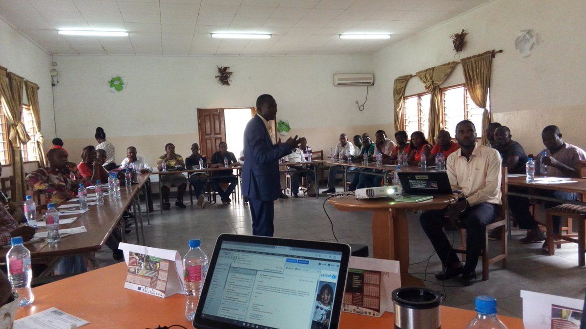 FCTVCameroon's tweet photo. Les churirgiens et re-vendeurs de telephones portable a l'honneur au cours de cette atelier sur la gestion des D3E. #ewaste, #cleancity. https://t.co/4RX6YbDdom