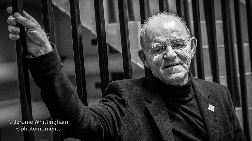hull_libraries's tweet photo. The legend that is @WoodyWoodmansey hanging around Central Library in November #2015review https://t.co/cwWhXRYQCO