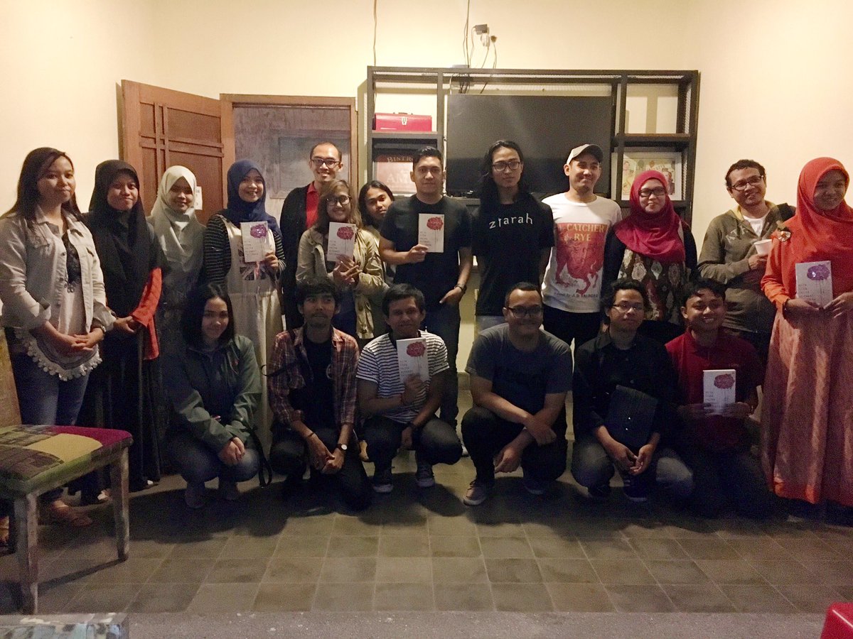 benzbara_'s tweet photo. sore yang menyenangkan bersama #metaforapadma dan temen-temen @klubbaca. terima kasih buat semua yang sudah datang dan meramaikan ya! https://t.co/FsHit18ovN
