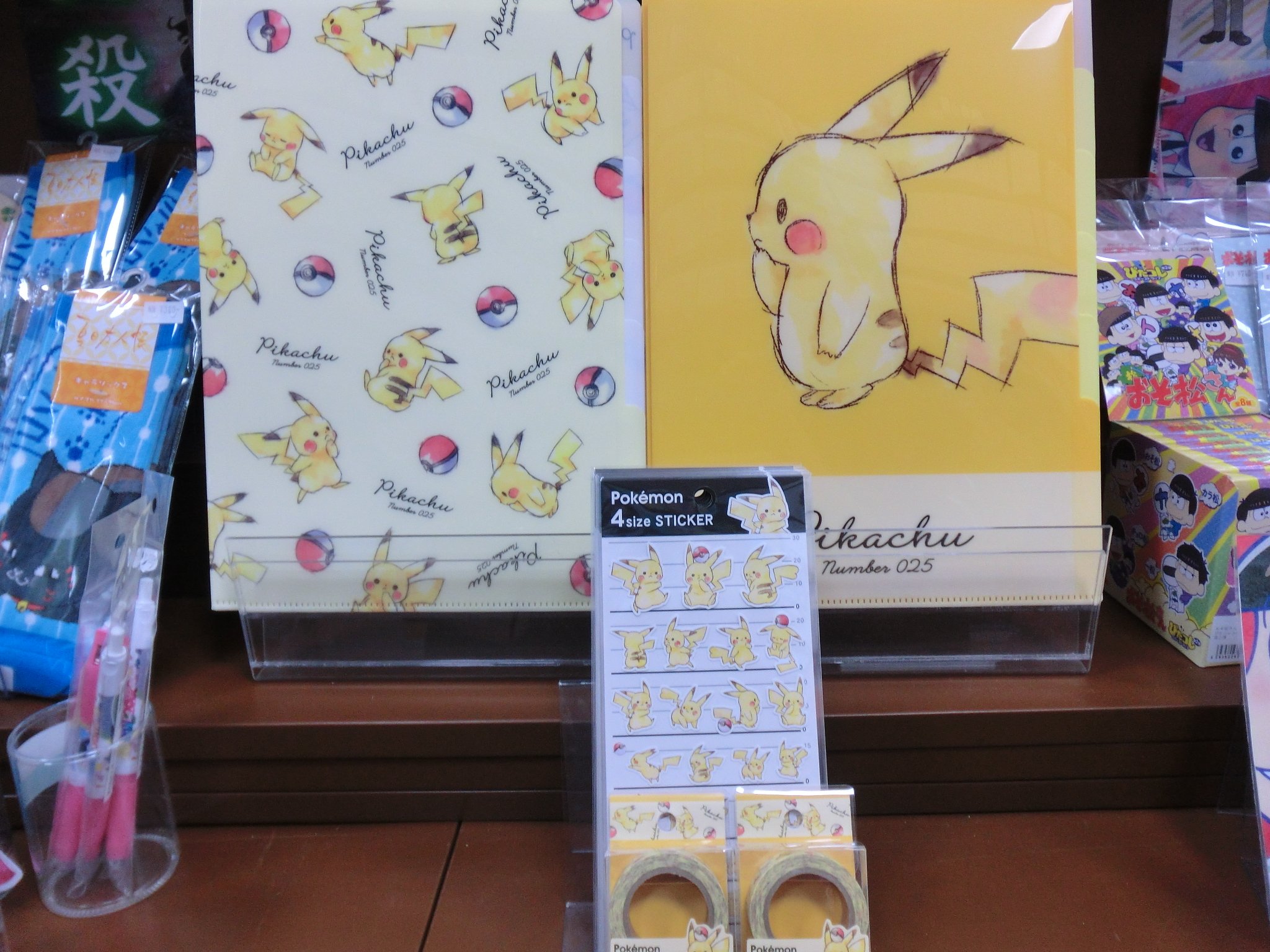 岡本書店恵庭店 アニメグッズ情報 みなさん サンタピカチュウは手に入れられましたか サンタ帽子を被るピカチュウ 可愛いですよね 当店では サンタではないですが 可愛いピカチュウのグッズが入荷しました 是非来店された際は一度ご覧になっ