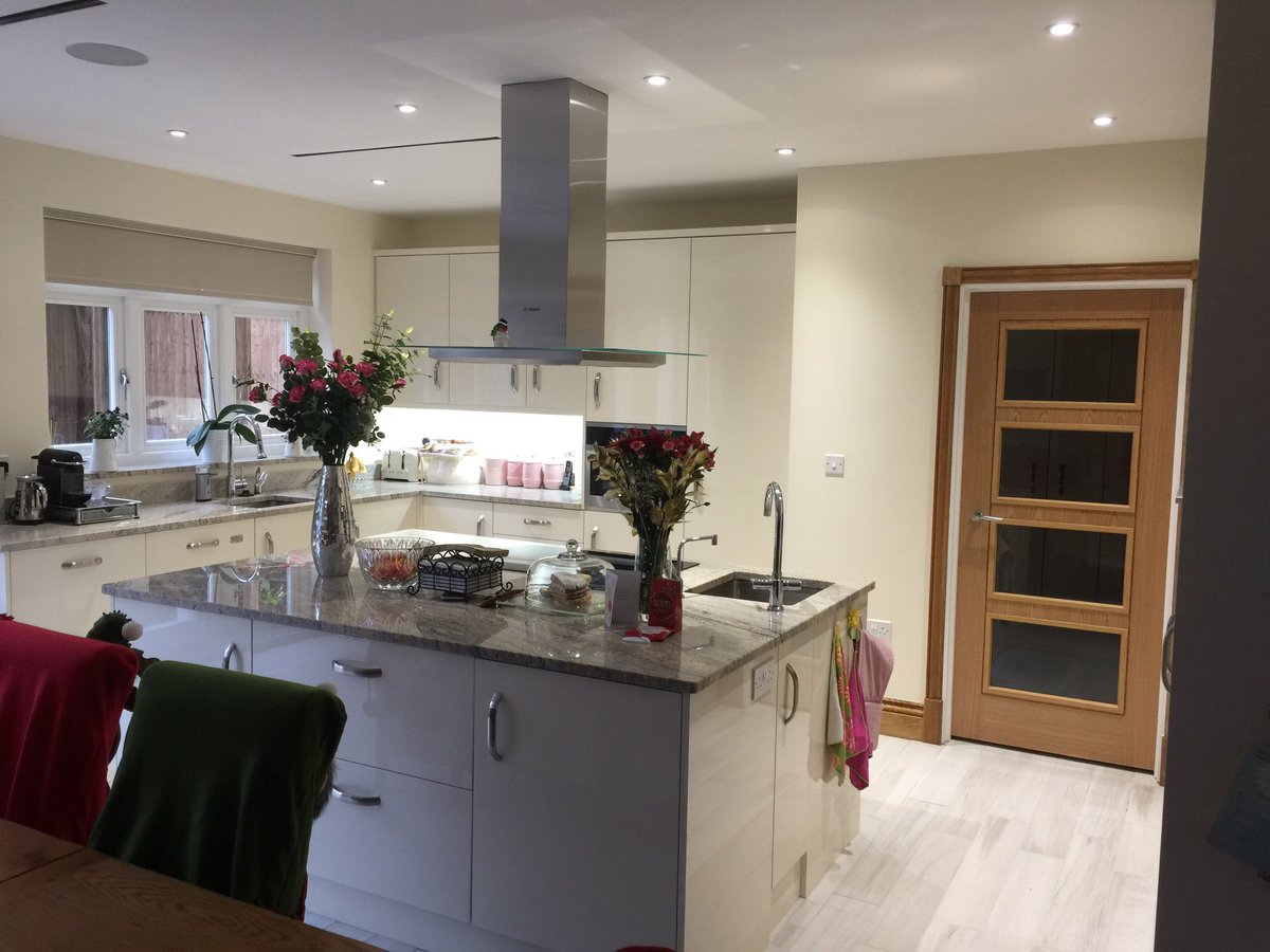 DavidBialan's tweet photo. High gloss cream kitchen completed in time for xmas @bacomponents @Miele_GB @HafeleUK @BoschUK https://t.co/Uz30Atk9mE