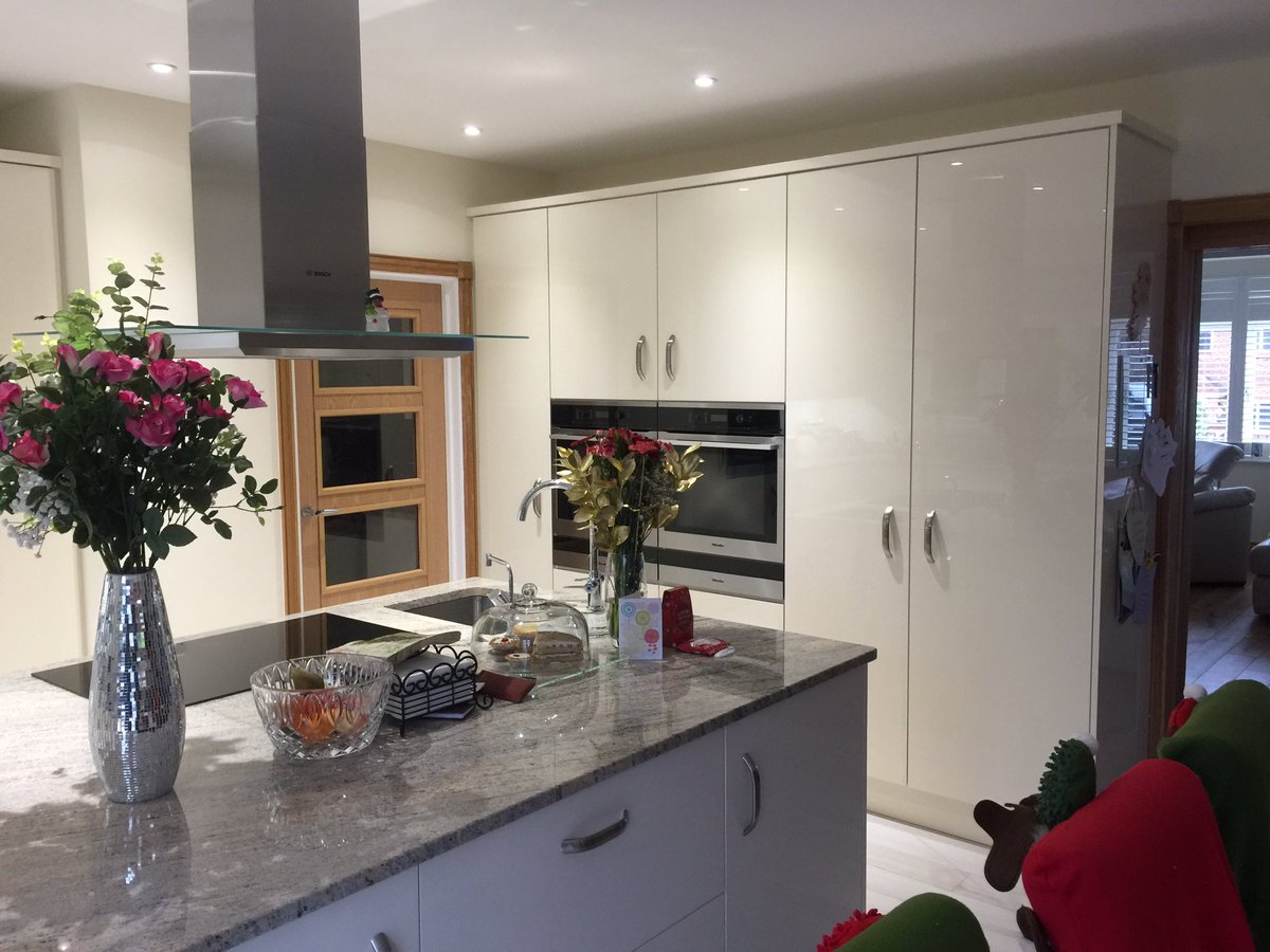 DavidBialan's tweet photo. High gloss cream kitchen completed in time for xmas @bacomponents @Miele_GB @HafeleUK @BoschUK https://t.co/Uz30Atk9mE